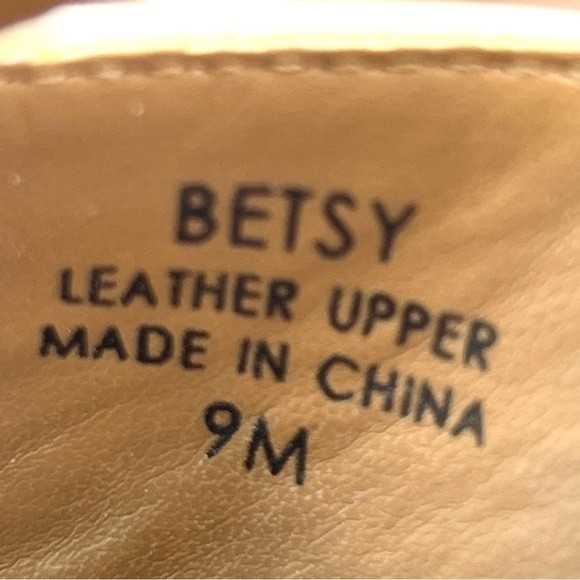 Tahari Women's Betsy Brown Cream Leather T-Strap Open Toe Sandals Heels Shoes 9 - Picture 13 of 13